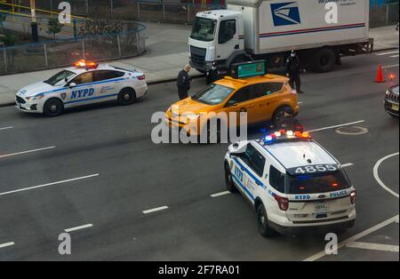 NYPD-Beamte nehmen am Mittwoch, den 3. März 2021, an ihren willkürlichen Autostopps in Chelsea in New York Teil. (© Richard B. Levine) Stockfoto