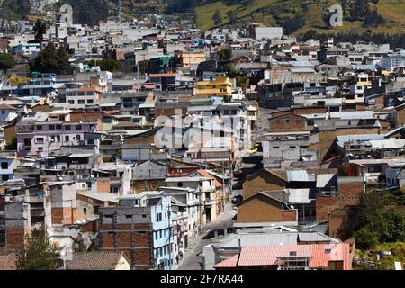 Blick auf die Stadt Quito von einem erhöhten Standpunkt aus (Ecuador) Stockfoto