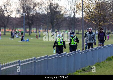 Edinburgh, Großbritannien. April 2021. Die Polizei ist in den Meadows, Edinburgh, als Reaktion auf die Gewalt am vergangenen Wochenende sehr sichtbar Kredit: David Coulson/Alamy Live News Stockfoto