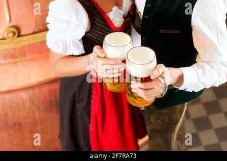 Mann und Frau mit Bierglas Brauerei Stockfoto