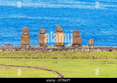 AHU Vai Ure moai (Statuen) mit dem Rücken zur Pazifikküste bei Tahai, Hanga Roa, Osterinsel (Rapa Nui), Chile Stockfoto