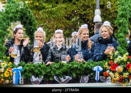 MÜNCHEN, DEUTSCHLAND - 17. SEPTEMBER 2016: Teilnehmer der jährlichen Eröffnungsparade des Oktoberfestes in München. Stockfoto