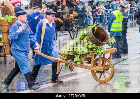 MÜNCHEN, DEUTSCHLAND - 17. SEPTEMBER 2016: Teilnehmer der jährlichen Eröffnungsparade des Oktoberfestes in München. Stockfoto