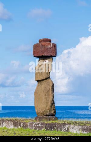 Restaurierte Ahu Ko Te Riku Moai (Statue) mit Augen und Knoten, Rücken zur Pazifikküste bei Tahai, Hanga Roa, Osterinsel (Rapa Nui), Chile Stockfoto