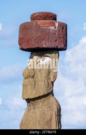 Restaurierte Ahu Ko Te Riku Moai (Statue) mit Augen und Knoten, Rücken zur Pazifikküste bei Tahai, Hanga Roa, Osterinsel (Rapa Nui), Chile Stockfoto