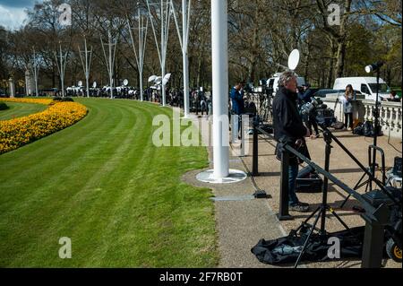 London, Großbritannien. April 2021. Fernsehcrews haben das Lager gegenüber dem Palast eingerichtet - seine Königliche Hoheit, der Herzog von Edinburgh (Prinz Philip), wurde am Dienstagabend ins King Edward VII Hospital in Marylebone London eingeliefert. Er wurde offenbar aus Covid-Gründen nicht zugelassen, obwohl National Lockdown 3 draußen weiterging. Kredit: Guy Bell/Alamy Live Nachrichten Stockfoto