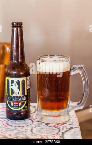 QUERETARO, MEXIKO: 3. OKTOBER 2016: Flasche Queretaro Bier mit einem Glas in einem Restaurant in Queretaro, Mexiko Stockfoto