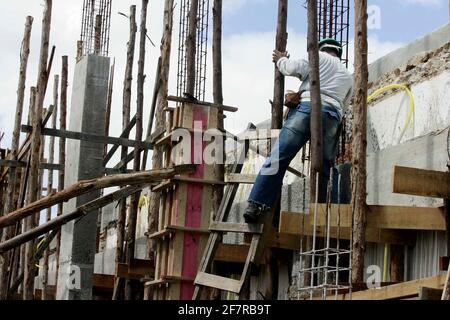 Eunapolis, bahia / brasilien - 25. august 2009: Bauarbeiter sind auf der Baustelle in der Stadt Eunapolis zu sehen. *** Ortsüberschrift *** . Stockfoto