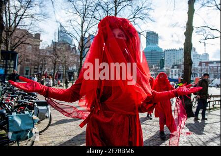 Während der Demonstration treten Aktivisten des Roten Rebels in der Mitte des Platzes auf.um ihre Kampagne zum Frühjahrsaufstand zu beenden, organisierte die Klimagruppe Extinction Rebellion eine zivile Ungehorsam-Aktion, um die Regierung wissen zu lassen, dass sie die Klima- und Umweltkrise nicht mehr ignorieren können. Die ersten Aktivisten versuchten, in den Binnenhof einzudringen, wo sich das Repräsentantenhaus trifft und der Premierminister arbeitet, aber die Polizei konnte das verhindern. Danach blockierten sie den Korte Vijverberg, eine Straße, die zum Binnenhof führt. Das Tor zum Binnenhof wurde anschließend von der geschlossen Stockfoto