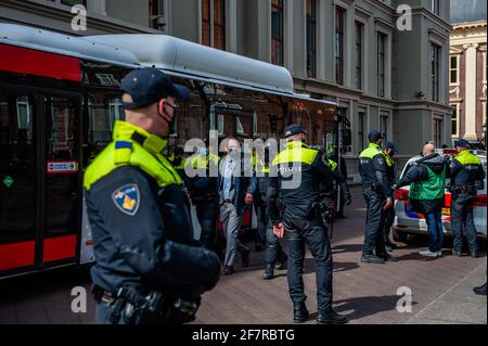 Während der Demonstration wird ein XR-Aktivist von Polizisten verhaftet.um seine Kampagne zum Frühjahrsaufstand zu beenden, organisierte die Klimagruppe Extinction Rebellion eine zivile Ungehorsam-Aktion, um die Regierung wissen zu lassen, dass sie die Klima- und Umweltkrise nicht mehr ignorieren kann. Die ersten Aktivisten versuchten, in den Binnenhof einzudringen, wo sich das Repräsentantenhaus trifft und der Premierminister arbeitet, aber die Polizei konnte das verhindern. Danach blockierten sie den Korte Vijverberg, eine Straße, die zum Binnenhof führt. Das Tor zum Binnenhof wurde anschließend durch den Pol geschlossen Stockfoto