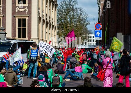 Während der Demonstration treten Aktivisten des Roten Rebels in der Mitte des Platzes auf.um ihre Kampagne zum Frühjahrsaufstand zu beenden, organisierte die Klimagruppe Extinction Rebellion eine zivile Ungehorsam-Aktion, um die Regierung wissen zu lassen, dass sie die Klima- und Umweltkrise nicht mehr ignorieren können. Die ersten Aktivisten versuchten, in den Binnenhof einzudringen, wo sich das Repräsentantenhaus trifft und der Premierminister arbeitet, aber die Polizei konnte das verhindern. Danach blockierten sie den Korte Vijverberg, eine Straße, die zum Binnenhof führt. Das Tor zum Binnenhof wurde anschließend von der geschlossen Stockfoto