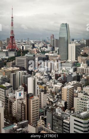 Vertikale Hochwinkelansicht des Higashi-Shinbashi-Viertels mit dem Tokyo Tower auf der linken Seite, Minato City, Tokyo, Japan Stockfoto