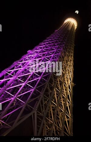 Vertikale, niedrige Ansicht des beleuchteten Tokyo Sky Tree (Broadcasting and Observation Tower) bei Nacht, Sumida, Tokio, Japan Stockfoto