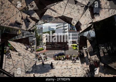 Menschen auf der Straße durch den Spiegelglastunnel der Tokyu Plaza Omotesando Harajuku Mall, Omote-Sando mit Meiji-Dori Ave Kreuzung, Harajuku, Tokio Stockfoto