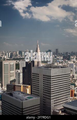 Vertikale Luftaufnahme von einigen der Wolkenkratzer von Nishi-Shinjuku, Tokio, Japan Stockfoto