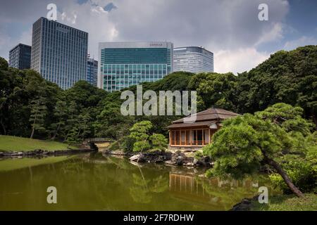 Horizontale Ansicht des Nakajima-no-Ochaya Teehauses am See in den Hama-Rykyu Gärten, Chuo City, Tokyo, Japan Stockfoto