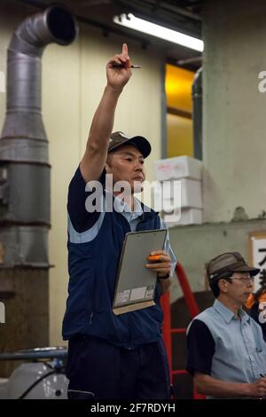 Vertikale Nahaufnahme des Auktionators der frühmorgendlichen Thunfischauktion auf dem alten Tokioter Tsukiji-Fischmarkt, Tsukiji, Tokio, Japan Stockfoto