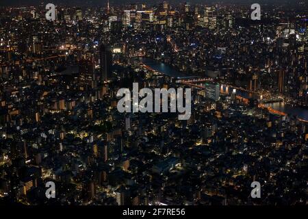 Panorama-Weitwinkelansicht der beleuchteten Innenstadt von Tokio vom Tokyo Sky Tree Broadcasting and Observation Tower bei Nacht, Sumida, Tokio, Japan Stockfoto