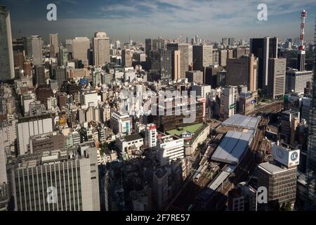 Panorama-Blick aus dem hohen Winkel auf das Viertel Tokyo Higashi-Shinbashi und den Bahnhof JR Shimbashi, Minato City, Tokio, Japan Stockfoto