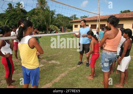 salvador, bahia / brasilien - 13. april 2009: Pataxo-Indianer werden in einer indigenen Schule im Dorf Barra Velha in der Gemeinde Porto Seg gesehen Stockfoto