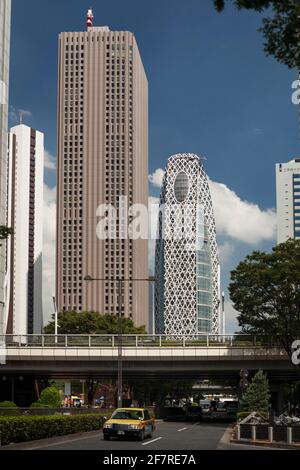 Vertikale Ansicht von Nishi- Shinjuku mit dem Shinjuku Center Building 1979 und dem Mode Gakuen Cocoon Tower Wolkenkratzer im Hintergrund, Shinjuku, Tokio Stockfoto