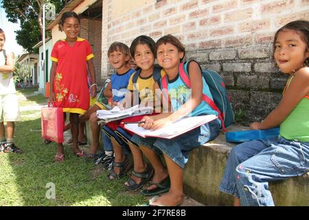 salvador, bahia / brasilien - 13. april 2009: Pataxo-Indianer werden in einer indigenen Schule im Dorf Barra Velha in der Gemeinde Porto Seg gesehen Stockfoto