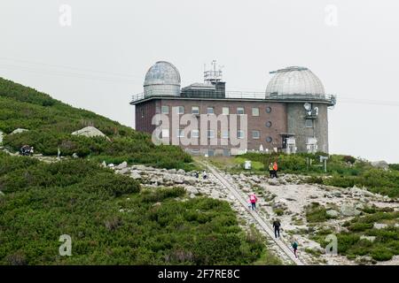 Astronomische und meteorologische Sternwarte in der Nähe von Skalnate pleso oder tarn oder See in der Hohen Tatra, Slowakei. Stockfoto