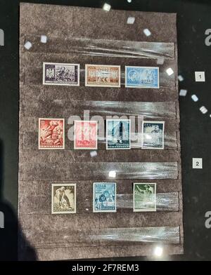 DANZIG, POLEN - 10. August 2020: Alte Briefmarken aus verschiedenen europäischen Ländern während des Zweiten Weltkriegs an der Wand Stockfoto