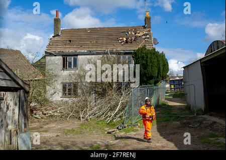 Aylesbury Valle, Großbritannien. April 2021. HS2 hat mit dem Abriss der Durham Farm neben Jones Hill Wood begonnen. HS2 hat die Bauern aus ihrem Familienhaus vertrieben und angeblich ohne finanzielle Entschädigung. Umweltaktivisten, die versuchen, Jones Hill Wood zu schützen, ergreifen rechtliche Schritte gegen Natural England, das die Lizenz an HS2 Fell Jones Hill Wood erteilt hat, obwohl es seltene Barbaren Fledermäuse im Holz hat. Die umstrittene und massiv über den Budget verfegte High Speed 2-Bahnverbindung von London nach Birmingham macht eine riesige Narbe über die Chilterns, die eine AONB ist. Kredit: Mauree Stockfoto