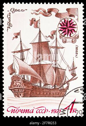 MOSKAU, RUSSLAND - 17. JANUAR 2021: Die in der Sowjetunion gedruckte Briefmarke zeigt das erste russische Segelschiff „Orel“ (1668), Geschichte der russischen Marine ( Stockfoto