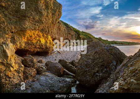 Sonnenuntergang auf den Klippen und in der kleinen Bucht von Punta Aderci in Vasto. Vasto, Provinz Chieti, Abruzzen, Italien, Europa Stockfoto