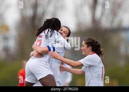 Cardiff, Wales, Großbritannien. April 2021. DeAnne Rose aus Kanada feiert das erste Tor ihrer Seite mit Kapitän Christine Sinclair während des freundlichen internationalen Spiels zwischen den Wales Women und den Canada Women im Leckwith Stadium in Cardiff. Kredit: Mark Hawkins/Alamy Live Nachrichten Stockfoto