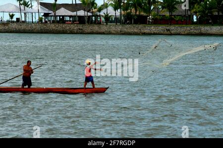 porto seguro, bahia / brasilien - 23. dezember 2008: Fischer werden beim Angeln am Fluss Buranhem gesehen. *** Ortsüberschrift *** . Stockfoto