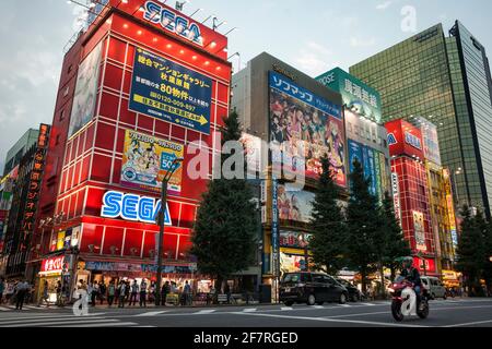 Horizontale Ansicht einer Reihe von Technologiegeschäften in Akihabara Electric Town Hauptstraße, Akihabara, Tokio, Japan Stockfoto