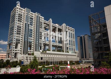 Panoramablick von außen auf das Fuji-Fernsehgebäude auf der Insel Odaiba, Minato City, Tokio, Japan Stockfoto