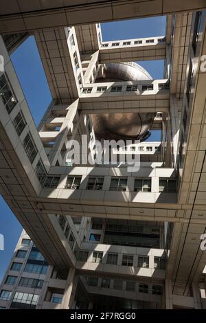 Horizontaler Flachwinkel-Ansicht der Oberseite des Fuji TV-Gebäudes auf der Insel Odaiba, Minato City, Tokio, Japan Stockfoto