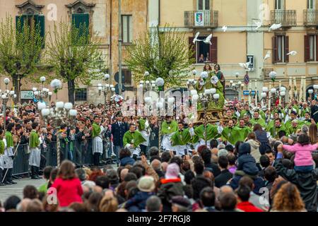 Madonnenfest auf dem Platz in Sulmona. Traditionelle Osterferien. Sulmona, Provinz L'Aquila, Abruzzen, Italien, Europa Stockfoto