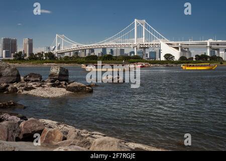 Panoramablick auf die Bucht von Tokio und die Regenbogenbrücke von Odaiba Island, Minato City, Japan Stockfoto