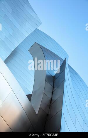 Detail der Edelstahlfassade der Walt Disney Concert Hall, entworfen von Frank Gehry, Los Angeles, CA USA Stockfoto