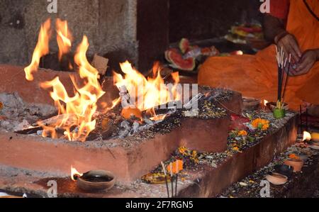 Havan Kund, ein Ritual des Opfers, das dem feuergott Agni im Hinduismus gemacht wurde Stockfoto