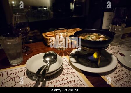 Horizontale Ansicht eines japanischen Abendessens in einem Restaurant in Roppongi Hills, einem Mega-Komplex, der aus dem Bau des Tycoons Minoru Mori, Roppongi, Minato City, gebaut wurde Stockfoto