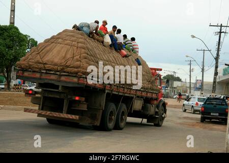 teixeira de freitas, bahia / brasilien - 8. dezember 2008: In der Stadt teixeira de Freitas werden Menschen über Fracht in einer LKW-Karosserie transportiert. Stockfoto