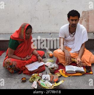 Eine hinduistische Priesterin, die Pooja für ihren Klienten in Kamakhya aufführt Tempel in guwahati Stockfoto