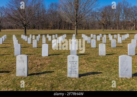 Grabsteinreihen für Militärveteranen, die auf dem Fort Custer National Cemetery, Augusta, Michigan, USA, begraben wurden Stockfoto