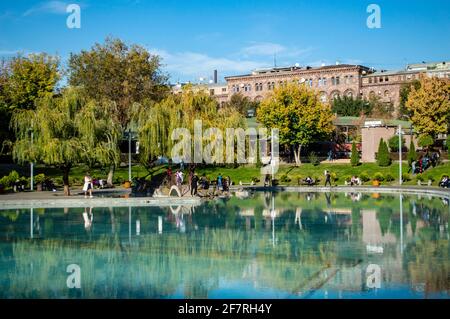 Jerewan, Armenien - 31. Oktober 2019: Menschen, die um den Schwanensee in Jerewan, Armenien, wandern Stockfoto