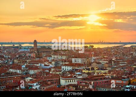 Venedig bei Sonnenuntergang, Italien. Die Altstadt von oben, venezianisches Stadtbild Stockfoto