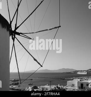 Mykonos Insel in Griechenland... Griechische Landschaft mit Windmühle. Schwarzweiß-Fotografie Stockfoto