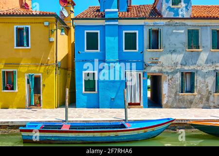 Häuser am Kanal in Burano in Venedig, Italien. Farbenfrohe venezianische Aussicht Stockfoto