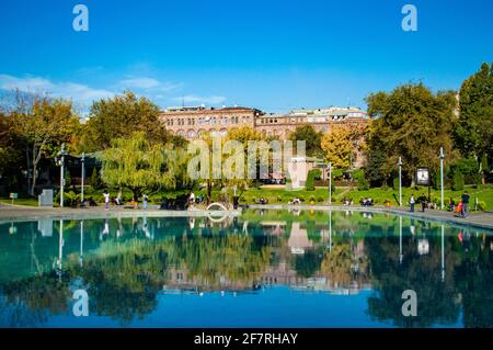 Jerewan, Armenien - 31. Oktober 2019: Der Swant-See, ein beliebter Park unter den Einheimischen in Jerewan, Armenien Stockfoto