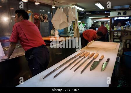 Horizontale Ansicht eines bestellten Messers zum Schneiden von Fisch in einem Stall des Intermediate Seafood Großhändler' Area Interior, Tsukiji Market, Tokyo Stockfoto